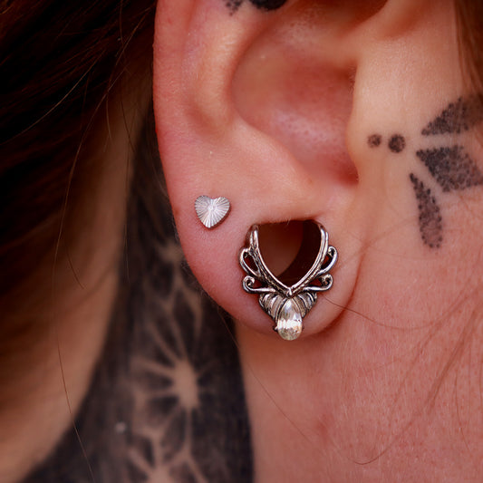 LABRET CORAZÓN ACANALADO