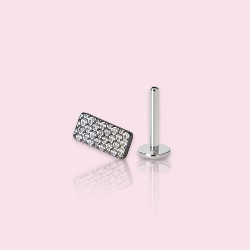 LABRET RECTÁNGULO EN CORTE CIRCULAR