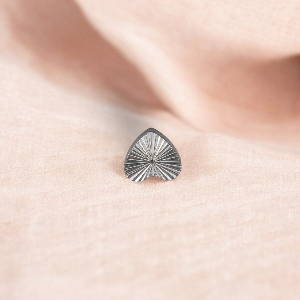 LABRET CORAZÓN ACANALADO