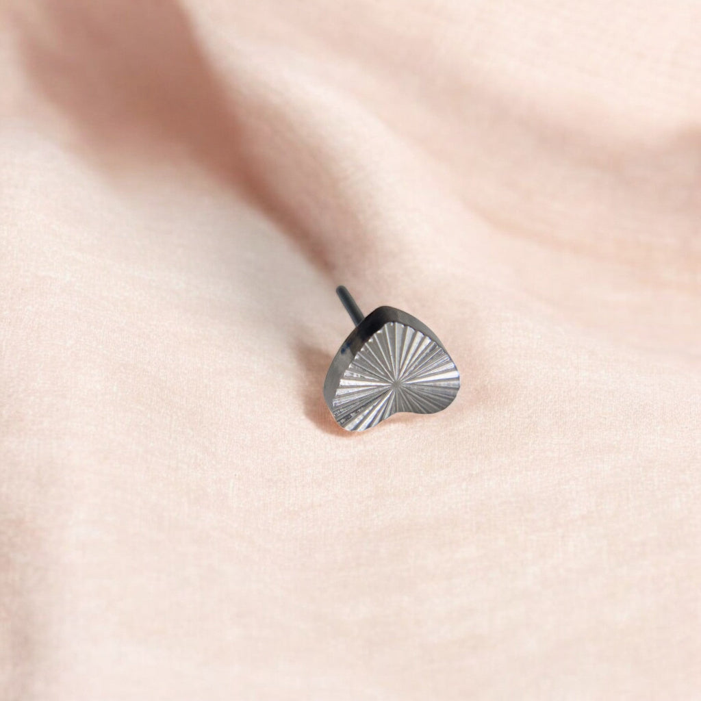 LABRET CORAZÓN ACANALADO