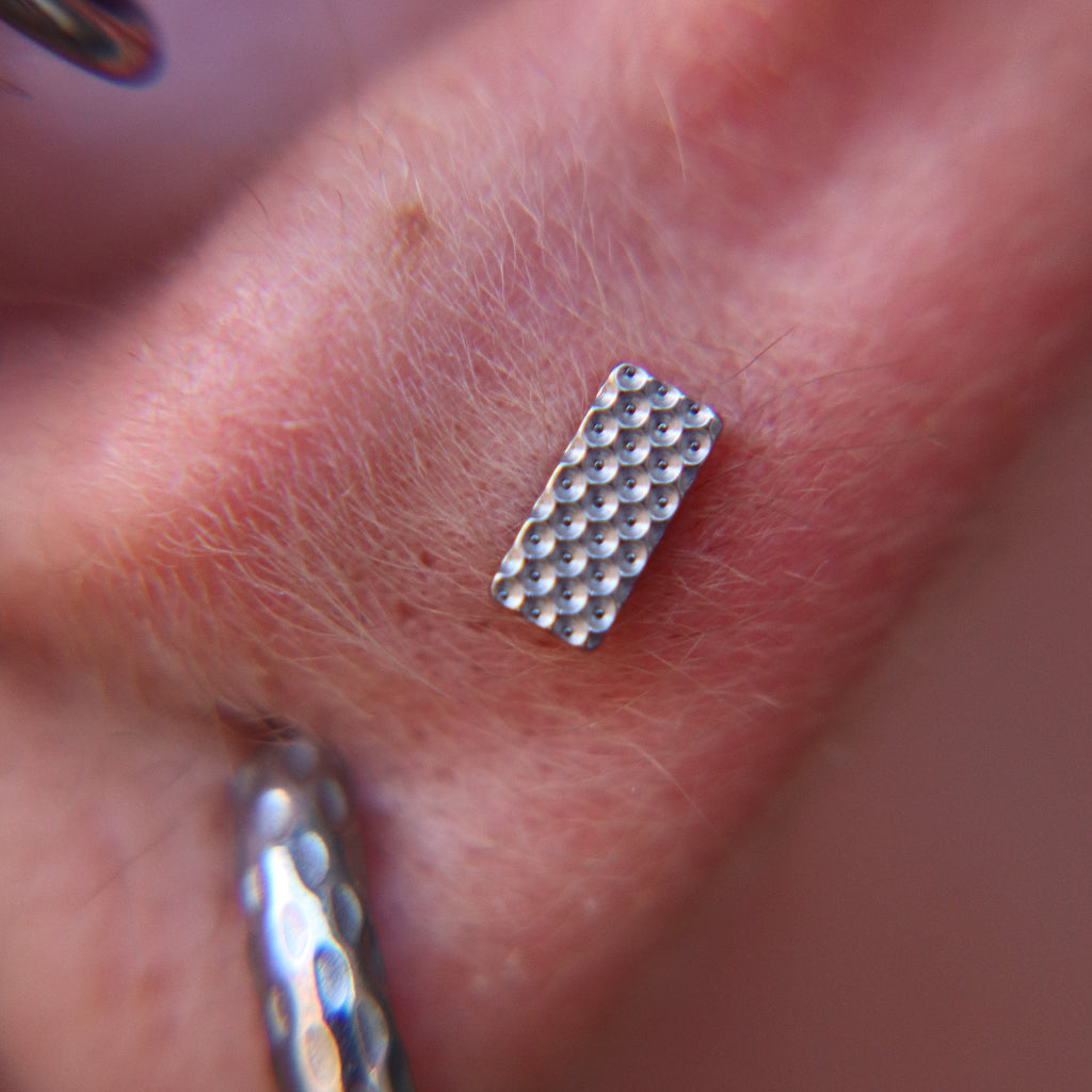 LABRET RECTÁNGULO EN CORTE CIRCULAR