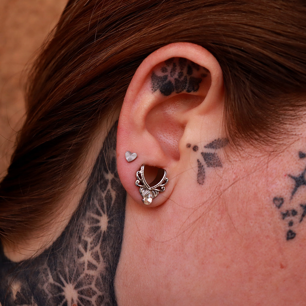 LABRET CORAZÓN ACANALADO